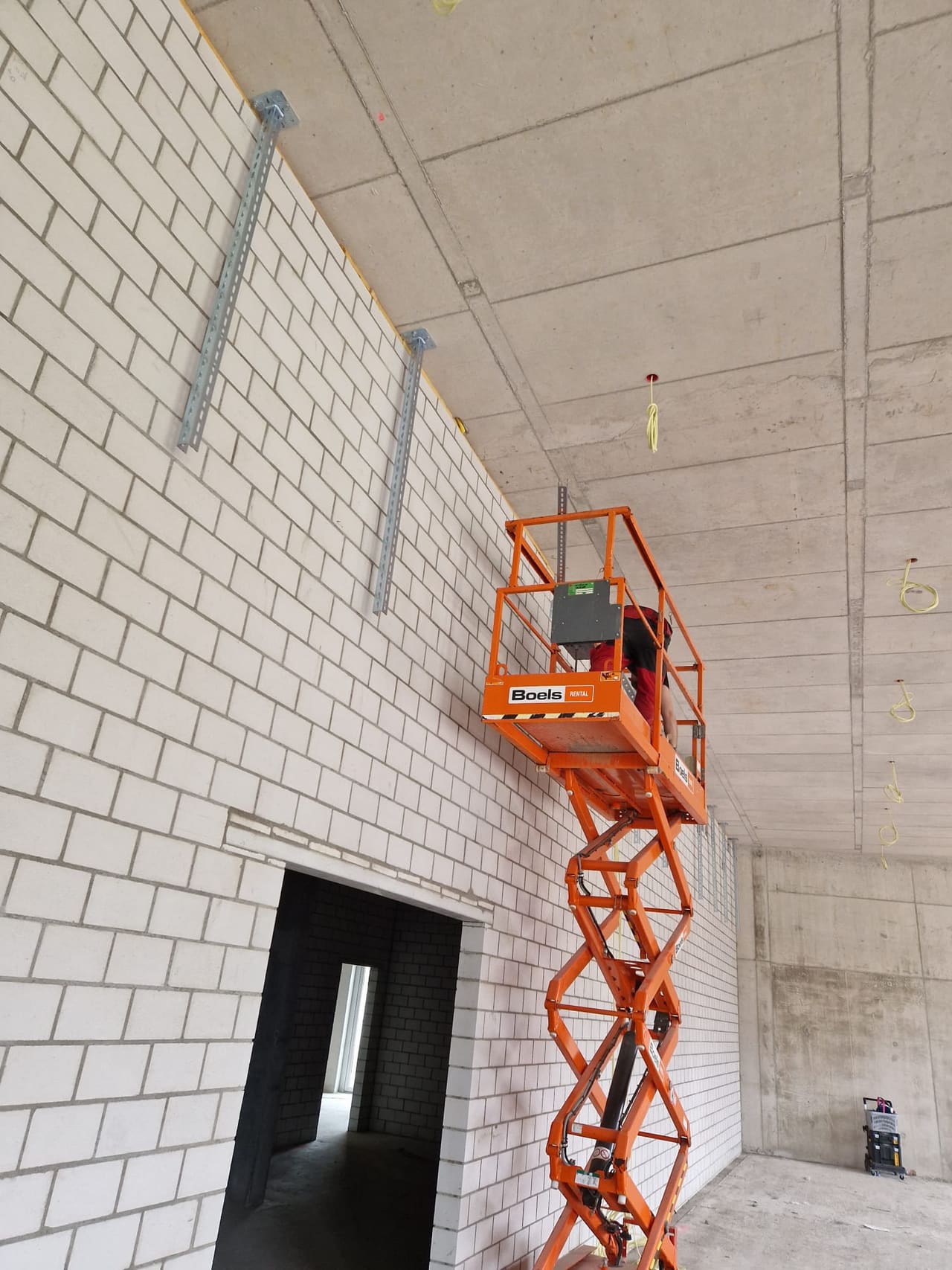 Montage mit Hebebühne an der Fassade