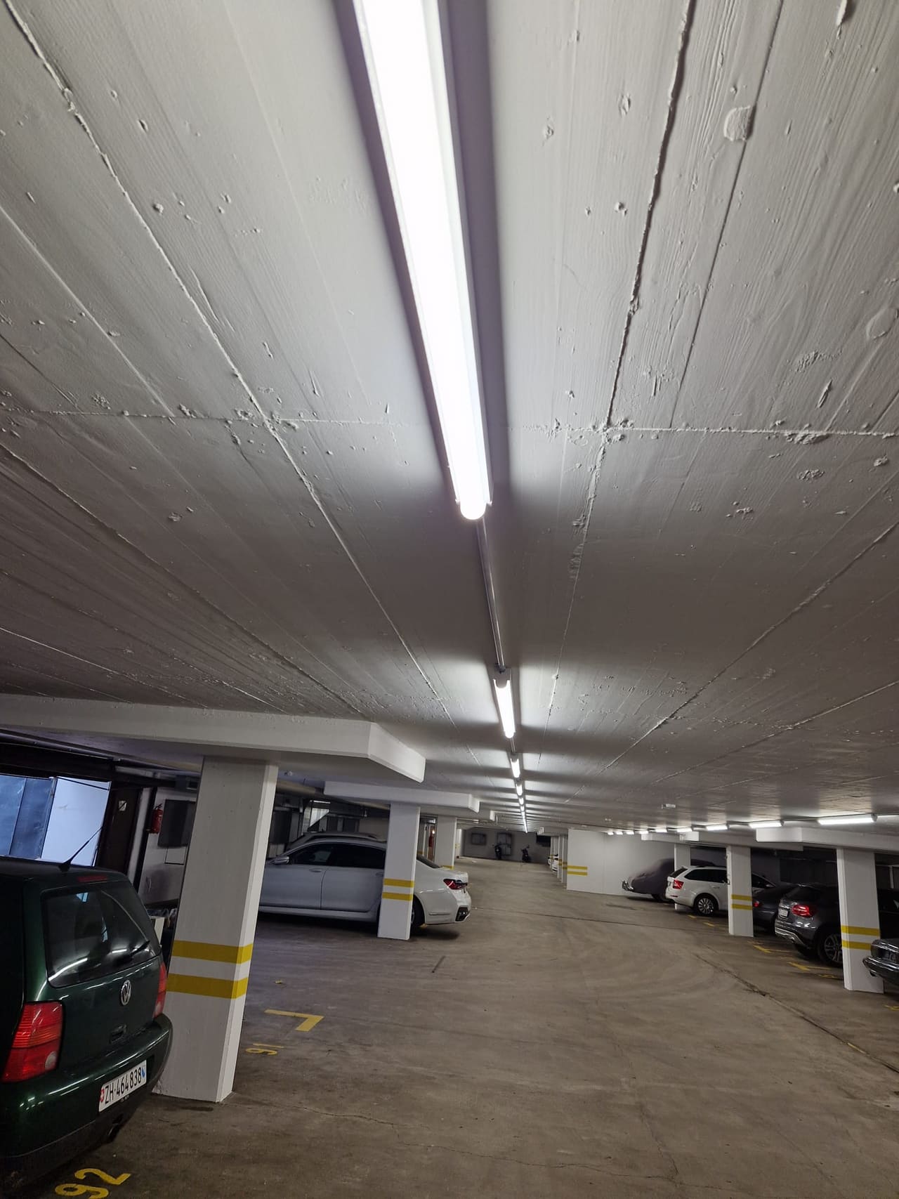 Fertige Tiefgarage mit Beleuchtung