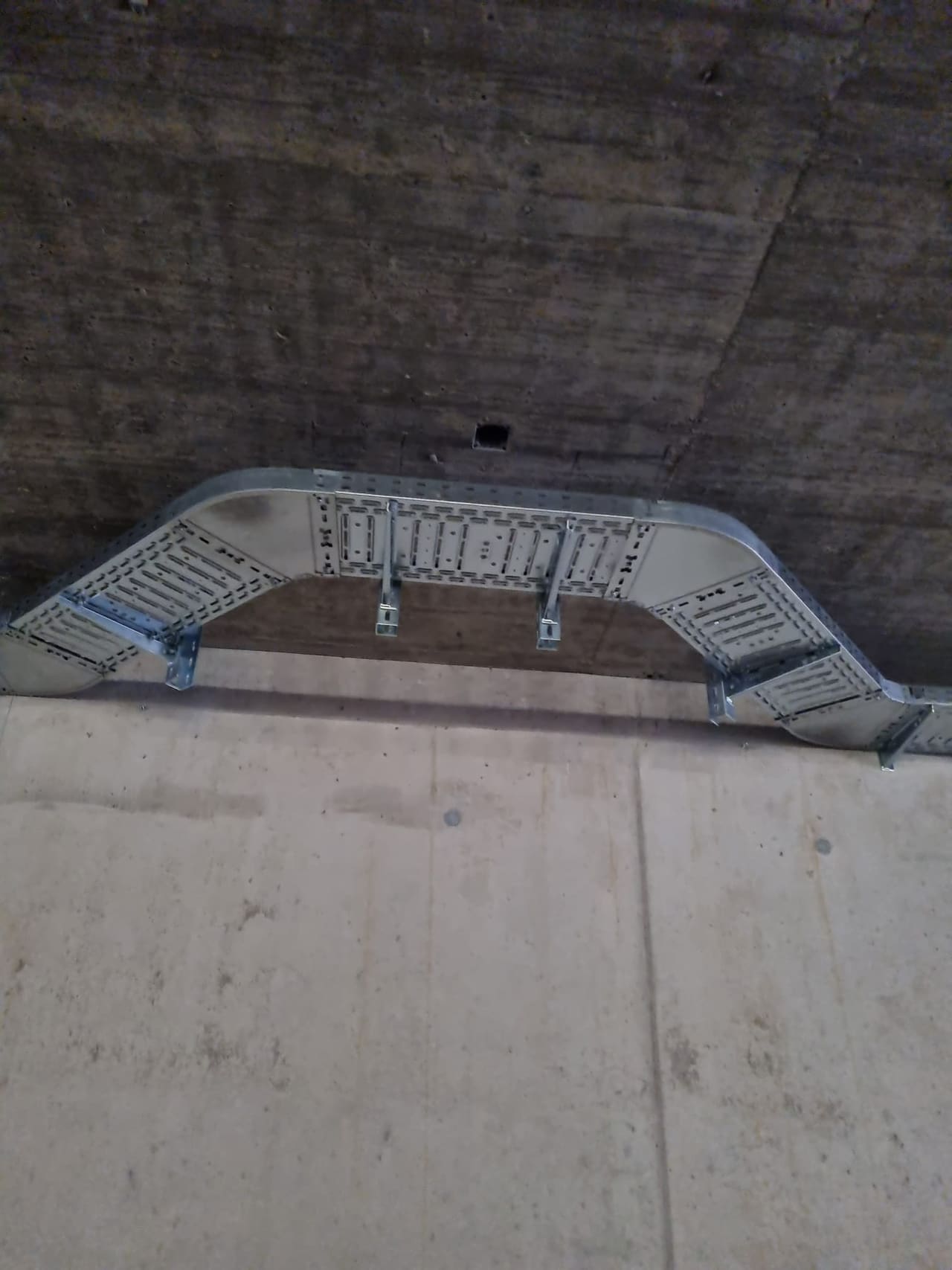 Montierte Kabeltrasse unter der Decke