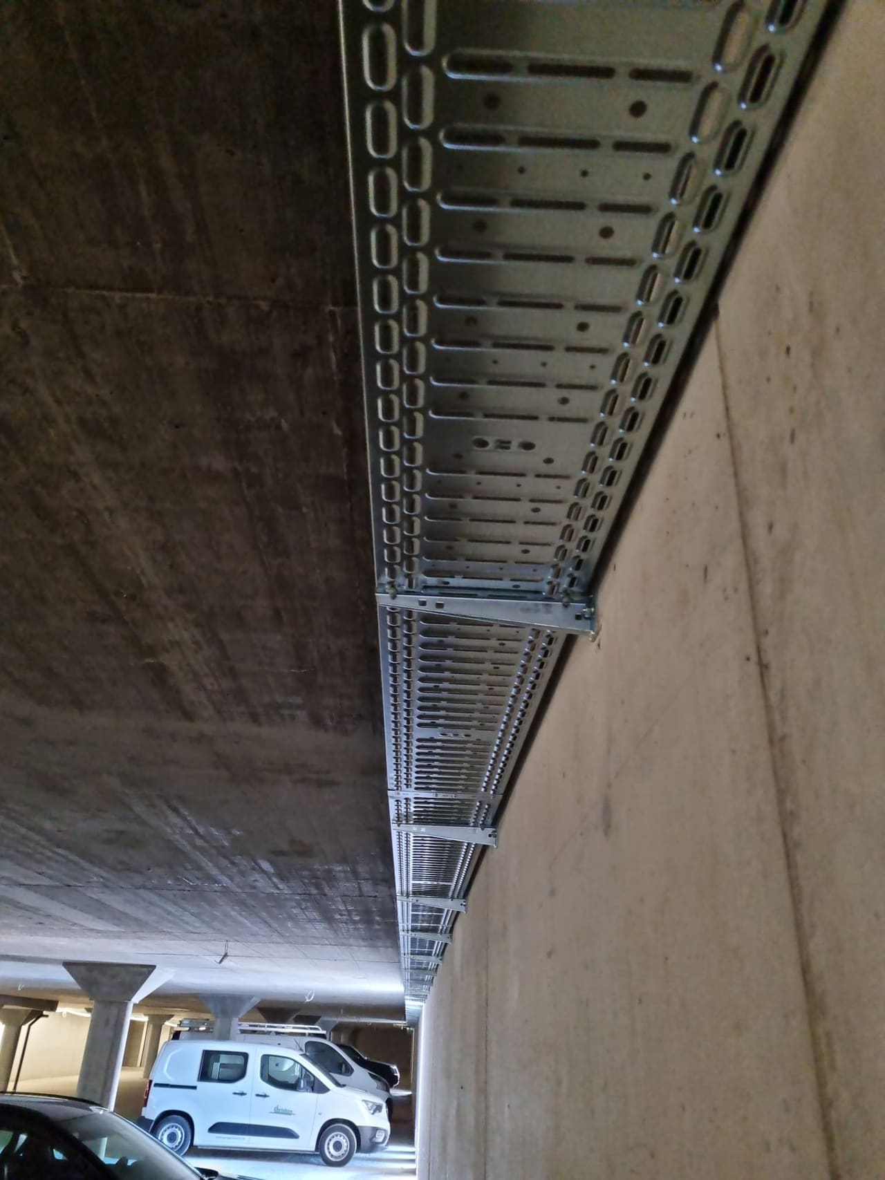 Kabeltrasse entlang der Decke