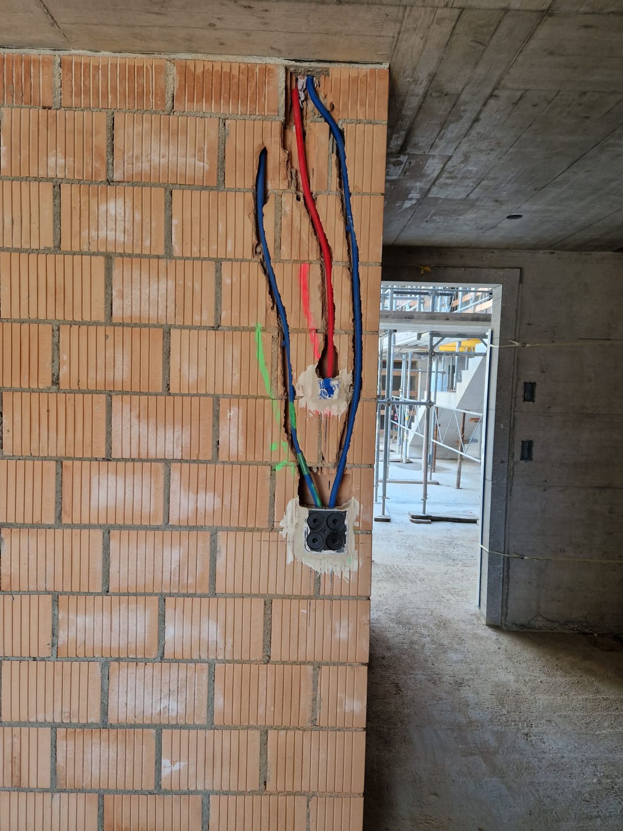 Leitungen und Dosen im Mauerwerk